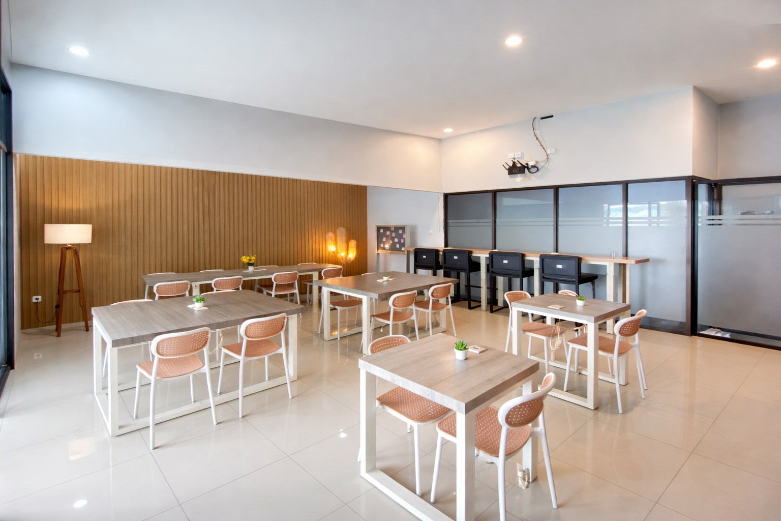 R. Co-working (Hall Tengah) — Foto 1