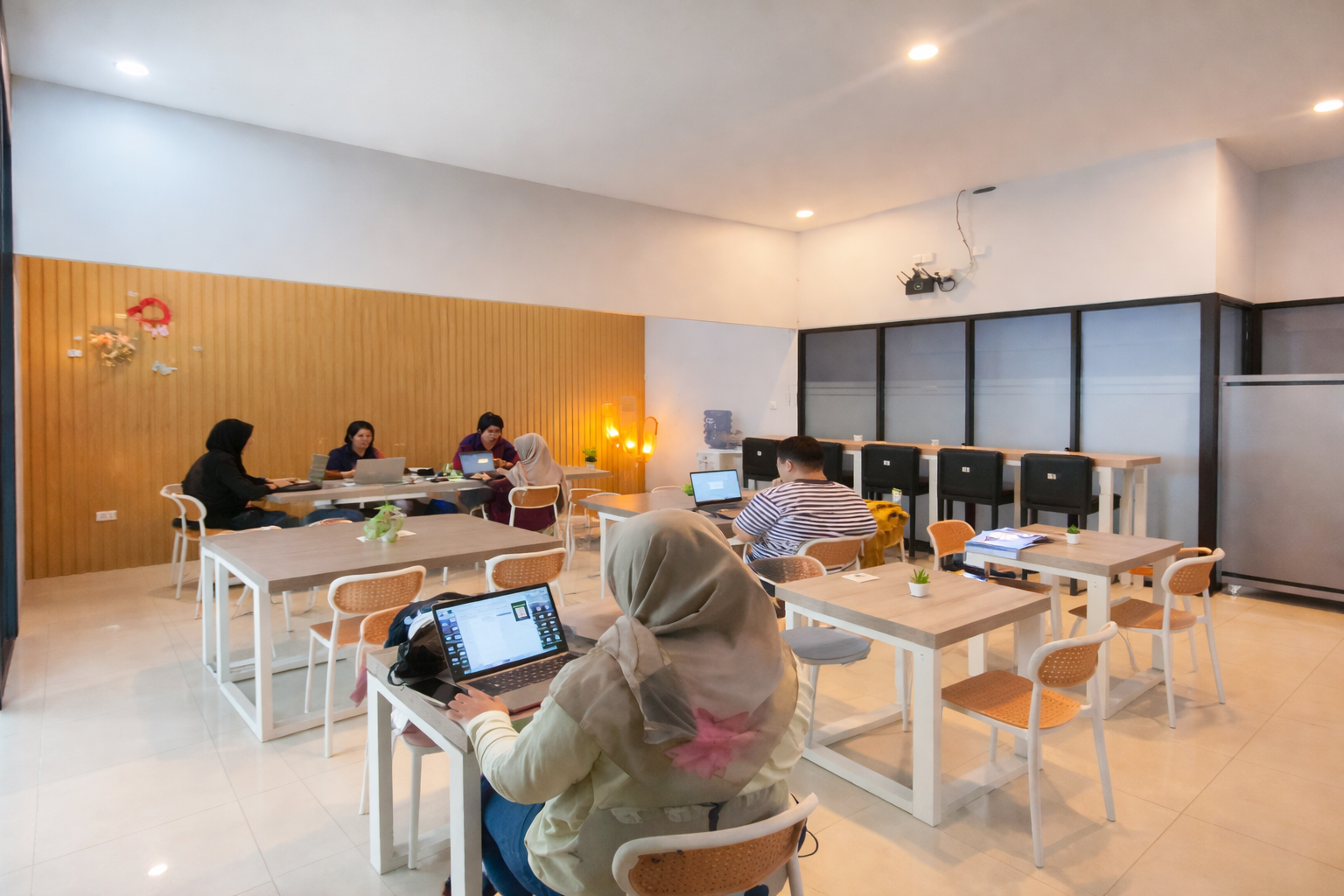 R. Co-working (Hall Tengah) — Foto 2